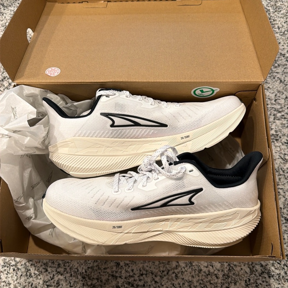 NWT Altra Women’s Experience Flow Shoes Size 8.5